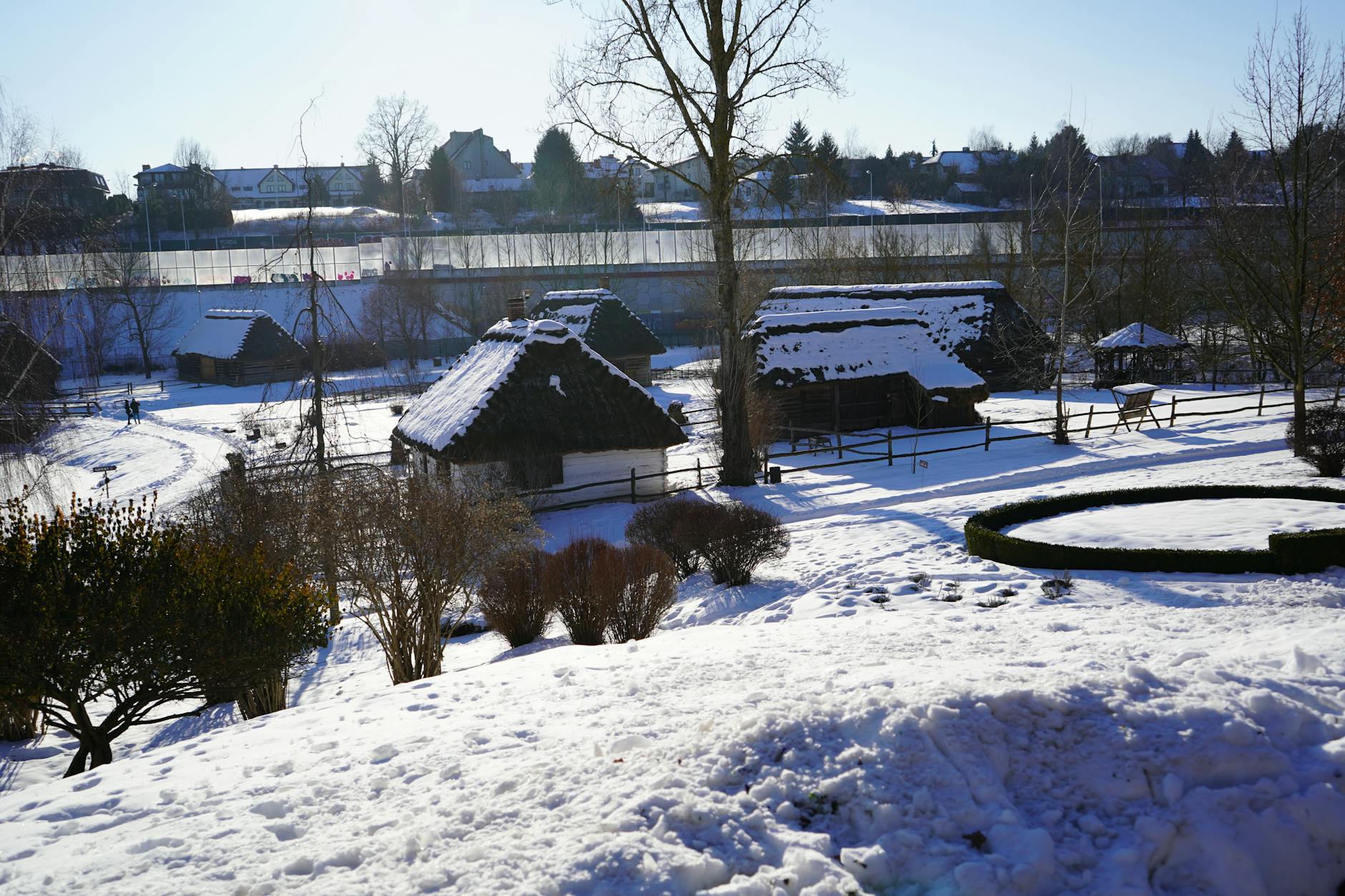 Plakat filmowy "Dokąd umierają malarze" obok symbolu pogody deszczowej nad Tomaszowem Lubelskim