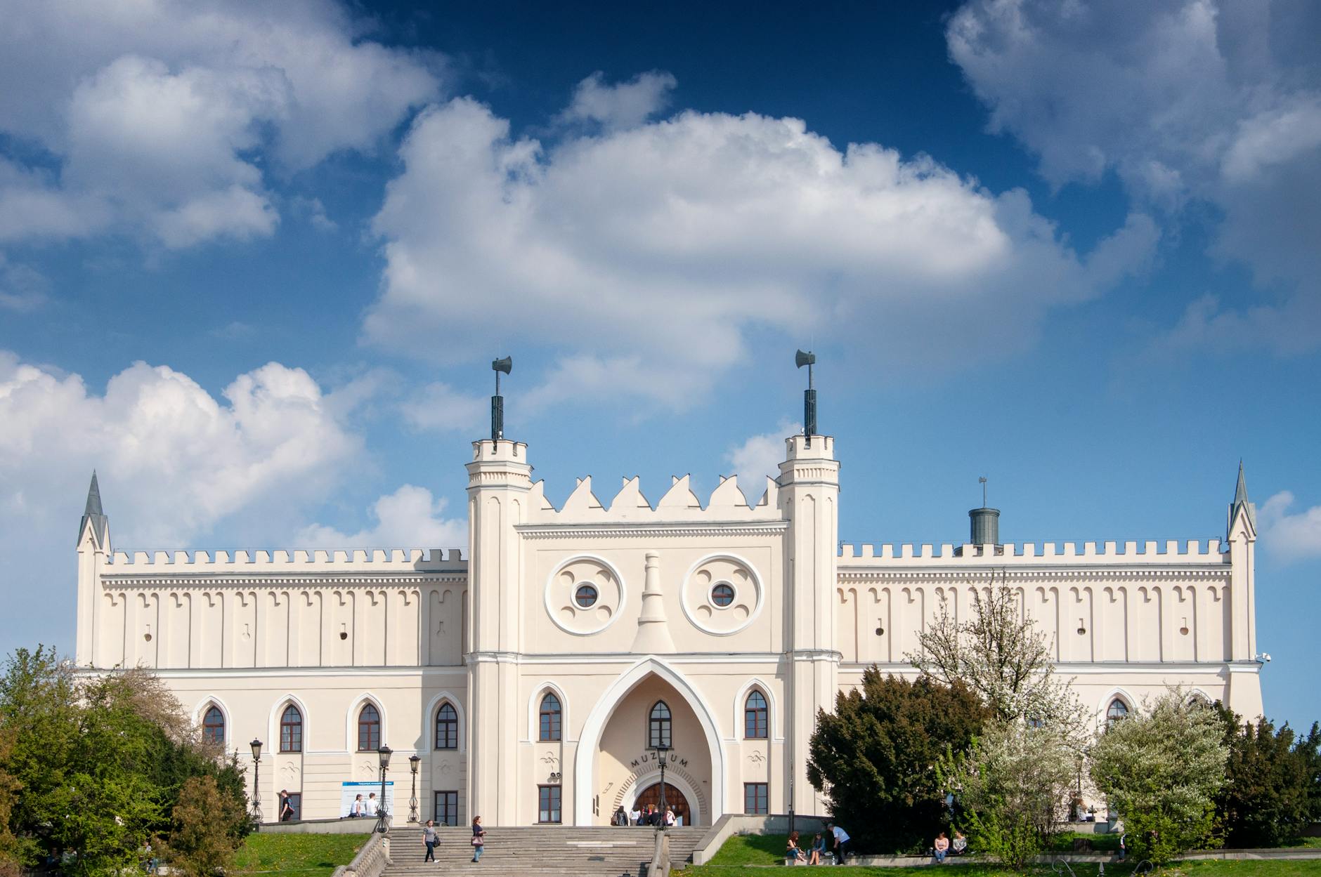 Flaga Polski powiewająca na maszcie podczas uroczystości Święta Konstytucji 3 Maja w Tomaszowie Lubelskim.